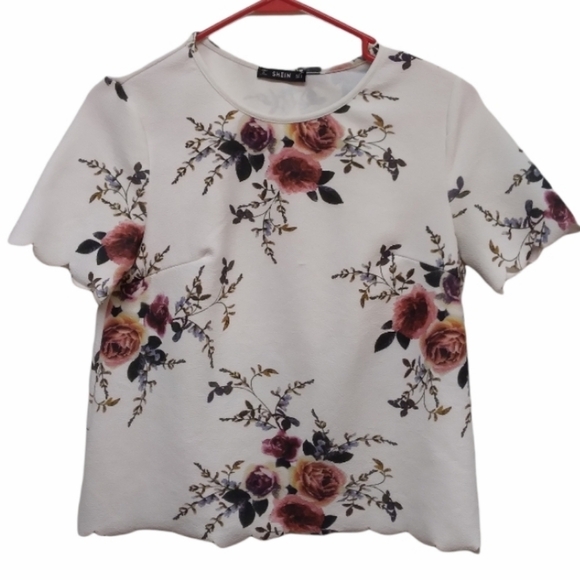 Shein floral top with scalloped hem - Picture 1 of 8